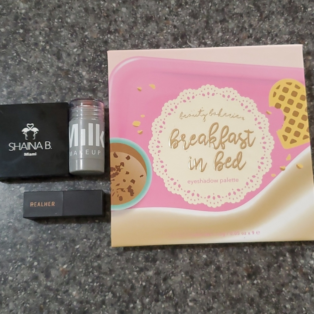 Breakfast in bed eye shadow Palette